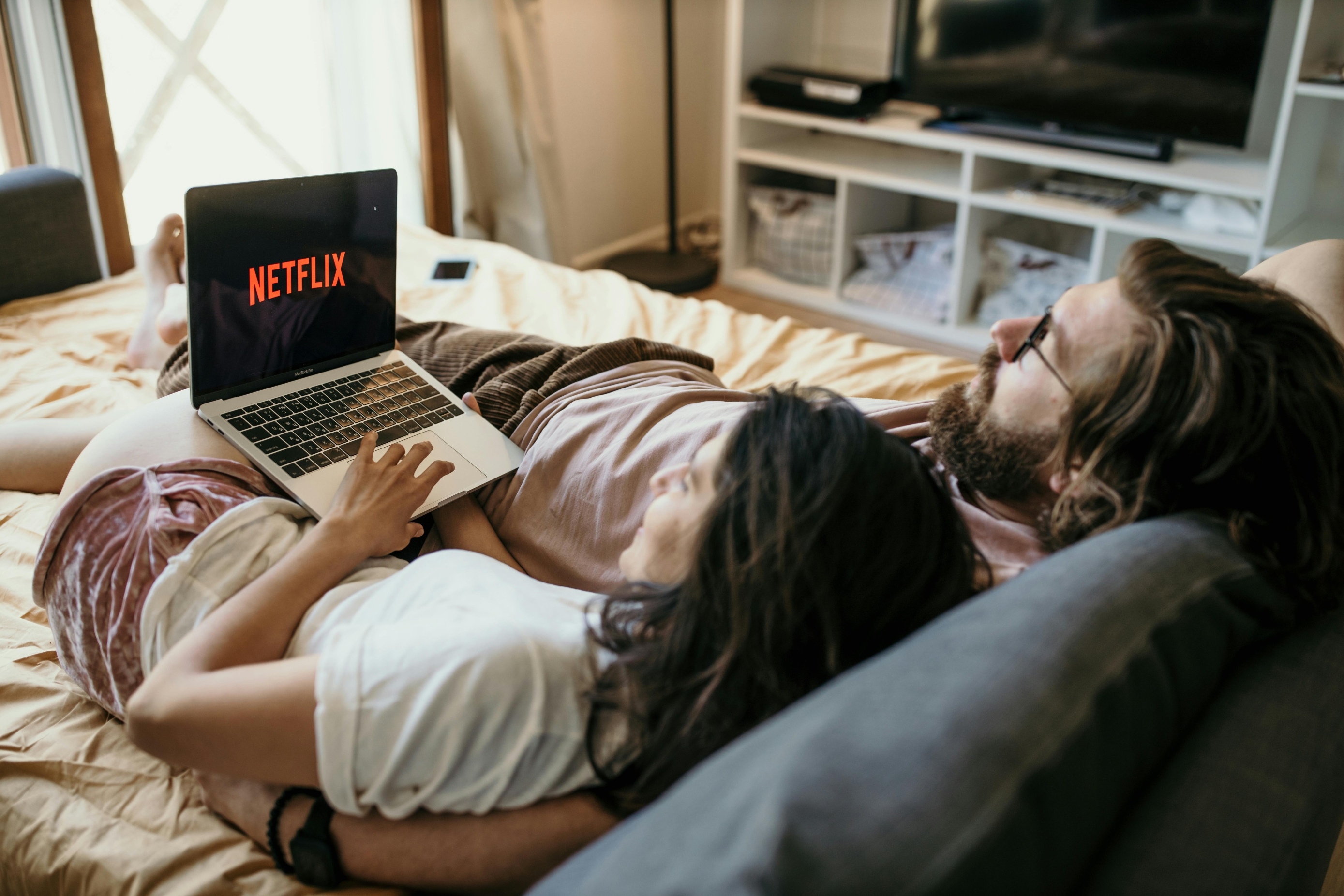 Netflix in Spotify združujeta moči, zato bodo že v začetku leta 2026 na Netflixu na voljo video podkasti