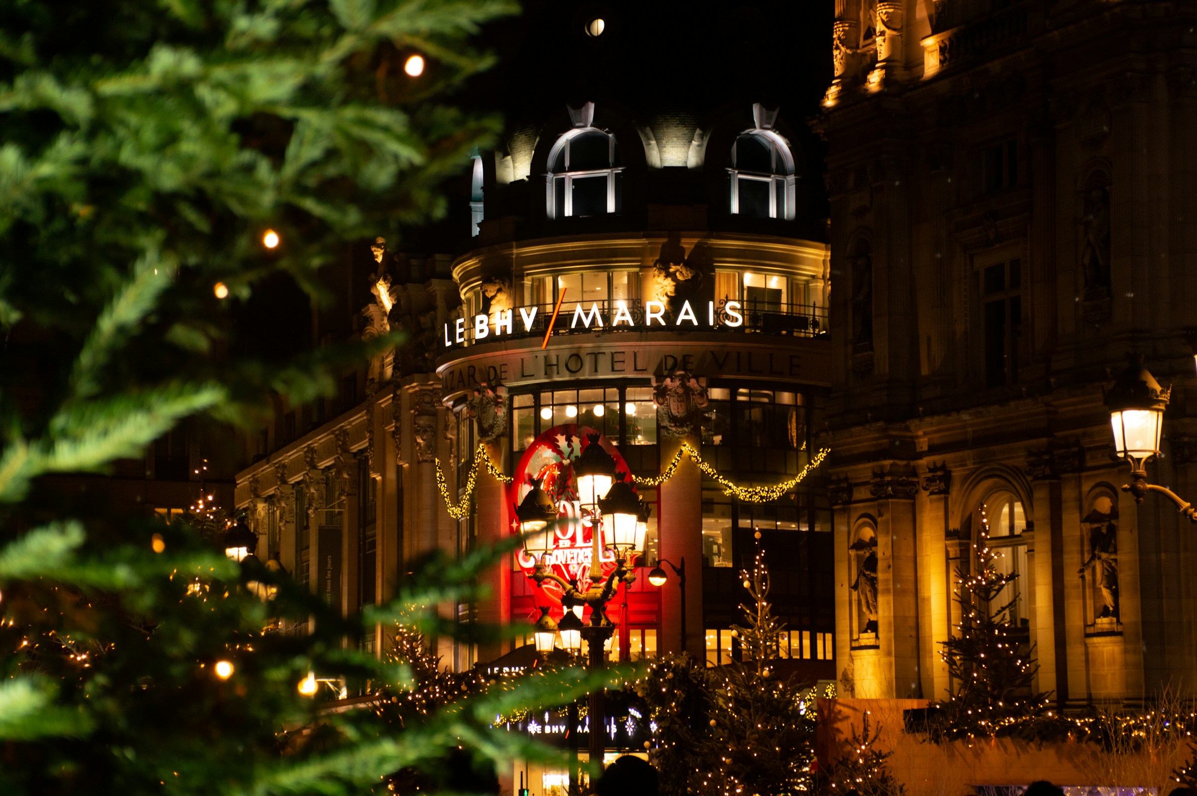 Kako preživeti božič v Parizu, ko “mesto luči” sije še močneje? Imamo vodnik