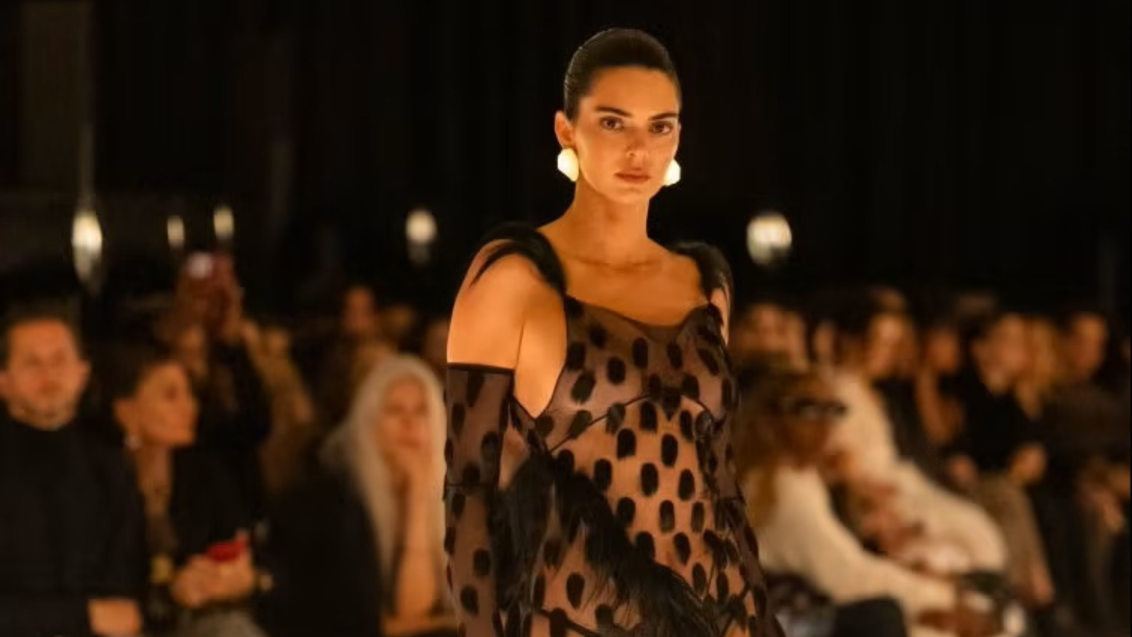 Schiaparelli pomlad–poletje 2026: Ko se erotika in eleganca srečata v Parizu nastane mešanica couture drame in vsakdanje nosljivosti