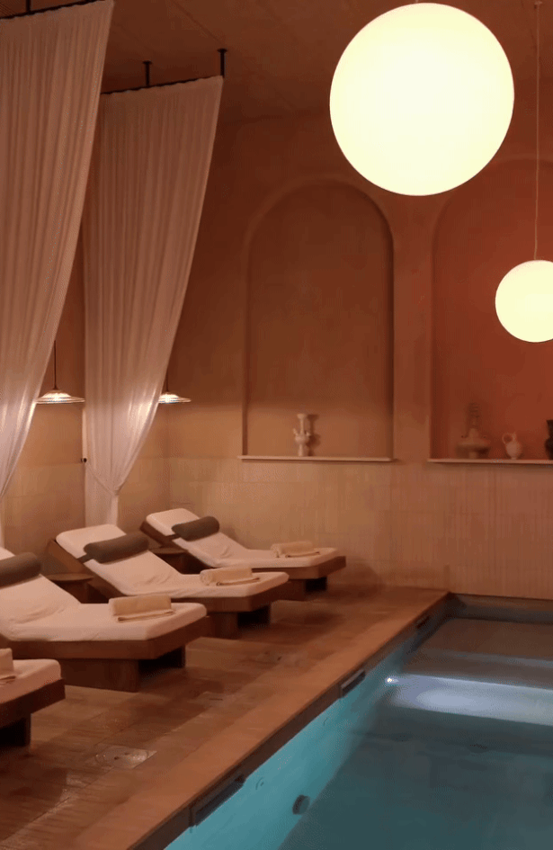 Ima pogled na Porto in wellness v slogu rimskih term. Hotel, kjer bi z veseljem preživeli prijetne jesenske dni