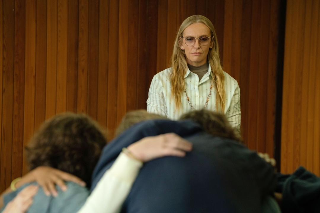 Nova Netflixova serija s Toni Collette v središču je v hipu osvojila vrhove lestvic, a razdelila občinstvo