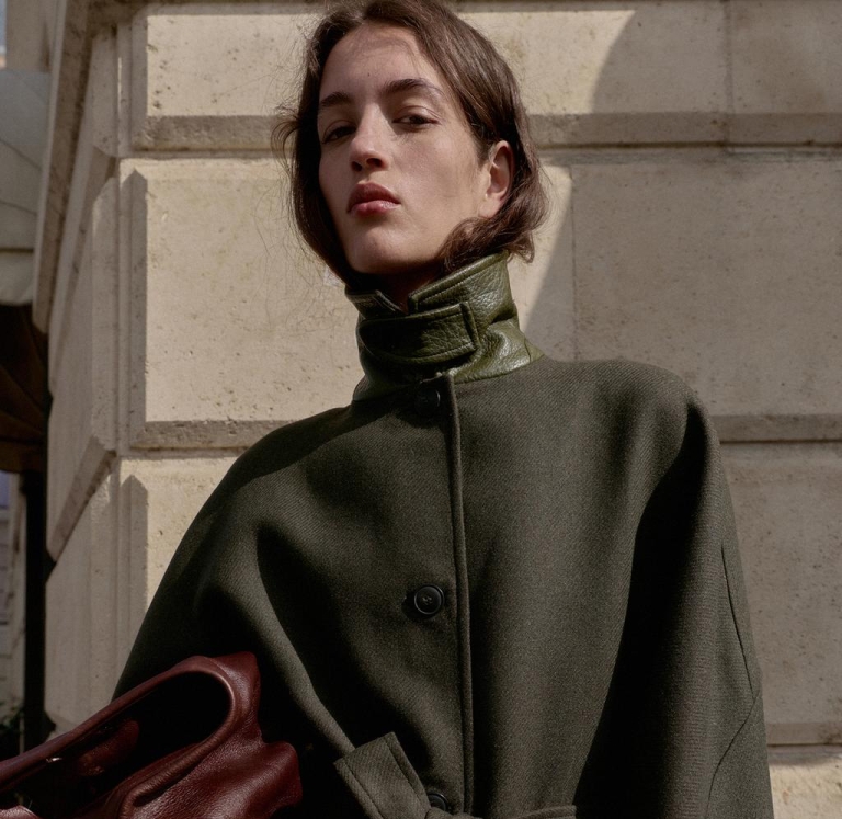 Jesen v stilu: Ta plašč je “must-have” kos, ki bo vašemu outfitu dodal takojšen šik učinek