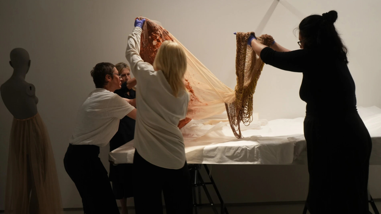 “Dirty Looks”: Razstava, kjer Alexander McQueen znova izziva predstave o popolnosti