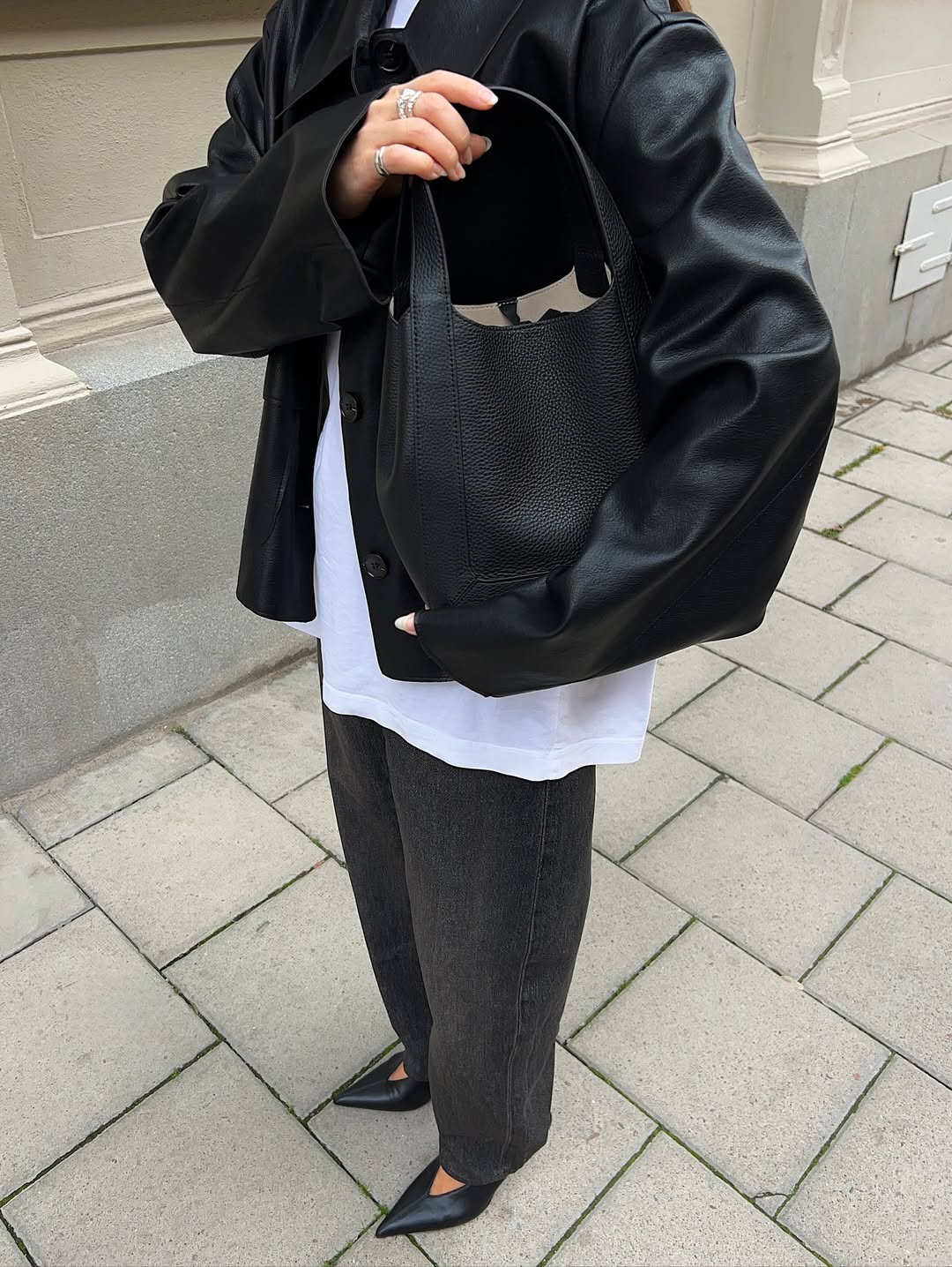 “Barrel” hlače so še vedno tukaj in letos jih nosimo bolj elegantno kot kdaj prej