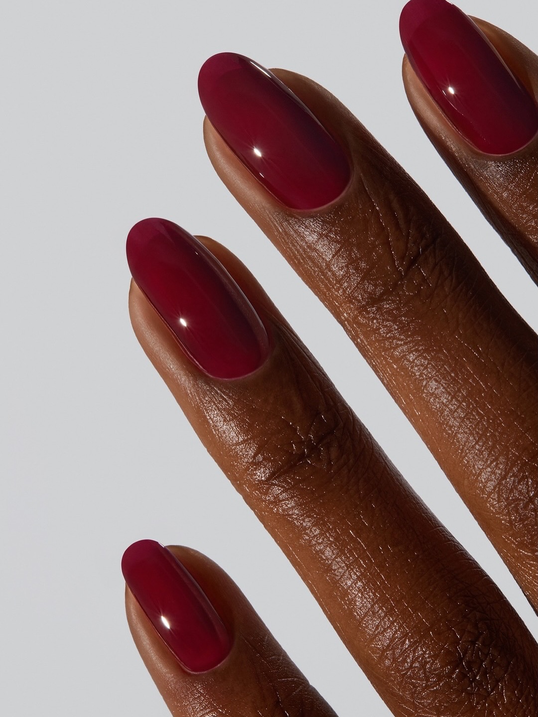 Prefinjena, samozavestna in brezčasna: bordo manikira kot simbol klasične lepote, ki jo obožujemo jeseni in pozimi