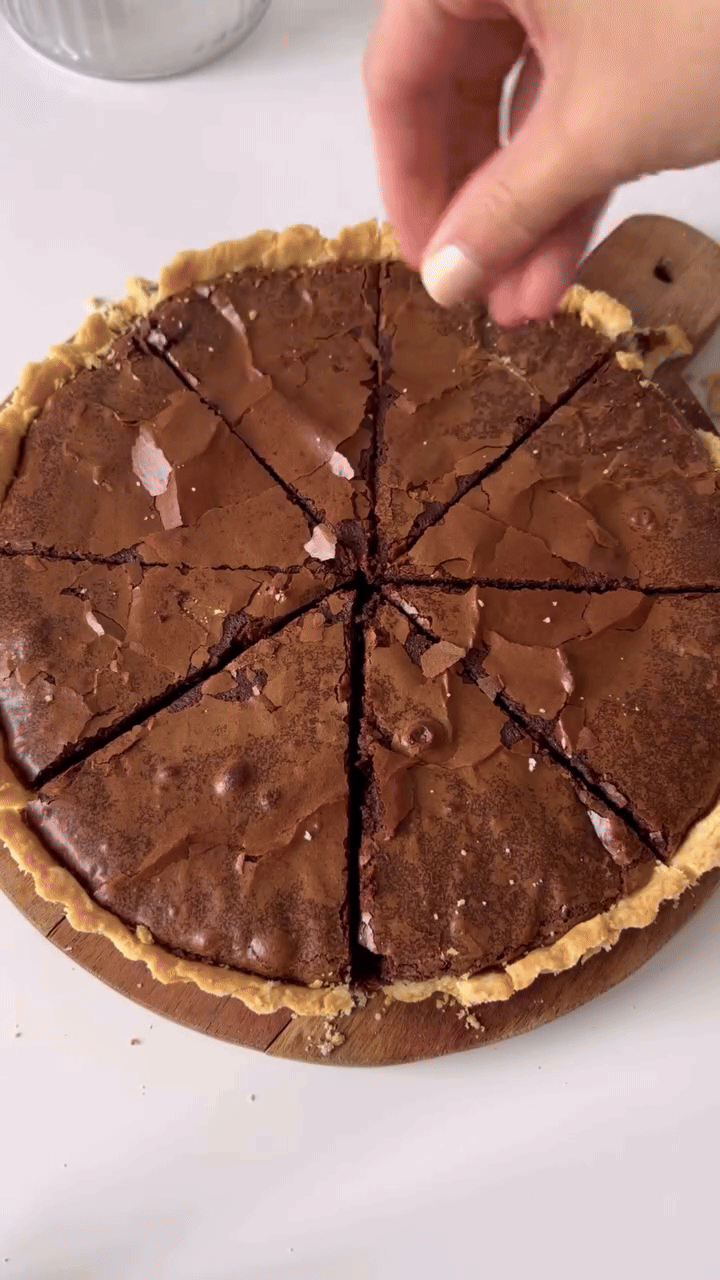 Najboljši recept za “brownie” tart: popolna kombinacija hrustljave podlage in bogate, kremaste čokolade