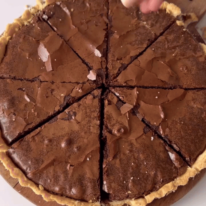 Najboljši recept za “brownie” tart: popolna kombinacija hrustljave podlage in bogate, kremaste čokolade