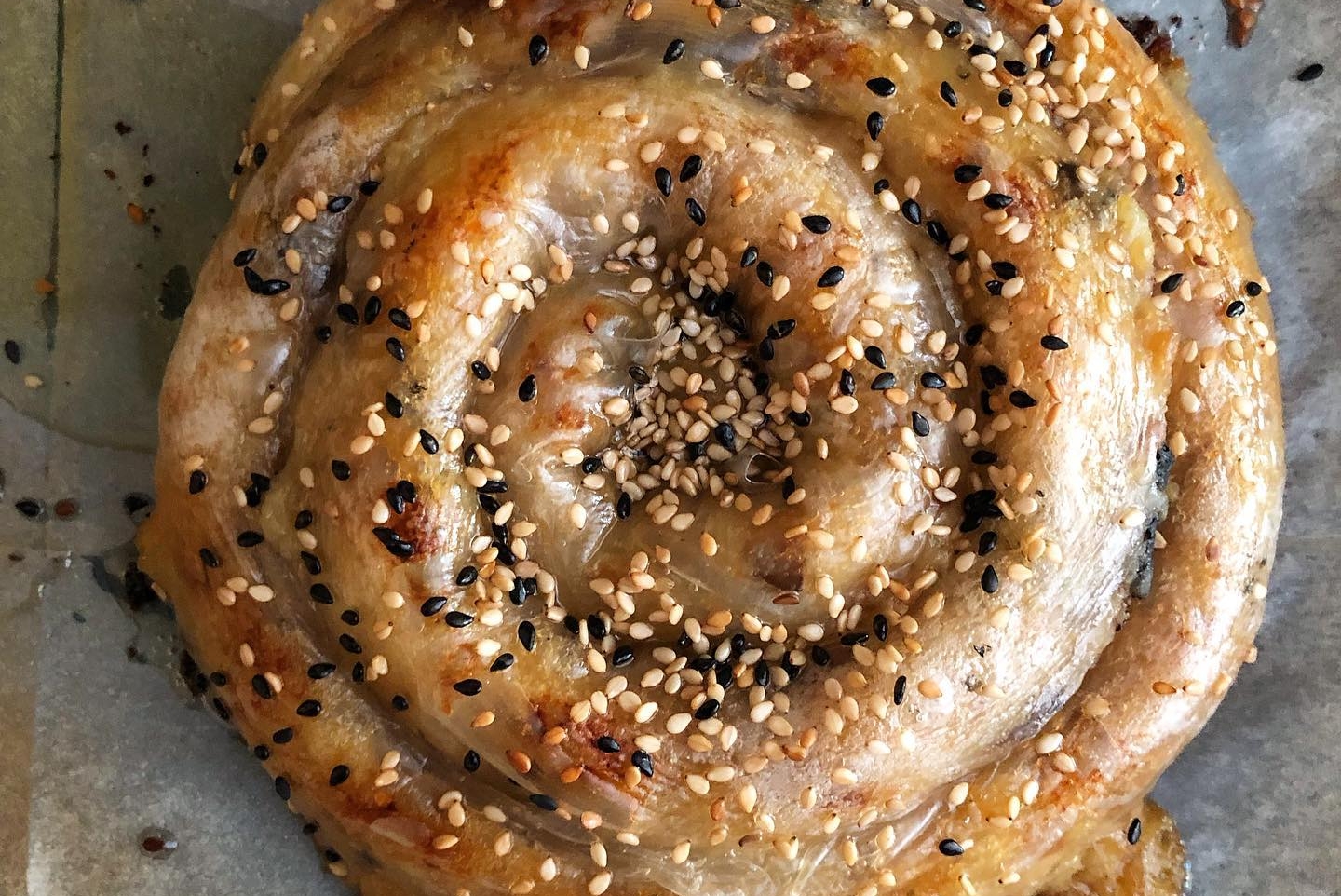 Ste že poskusili “burek” v riževem papirju? Je hrustljava, sočna in zdrava alternativa pravemu. Imamo recept
