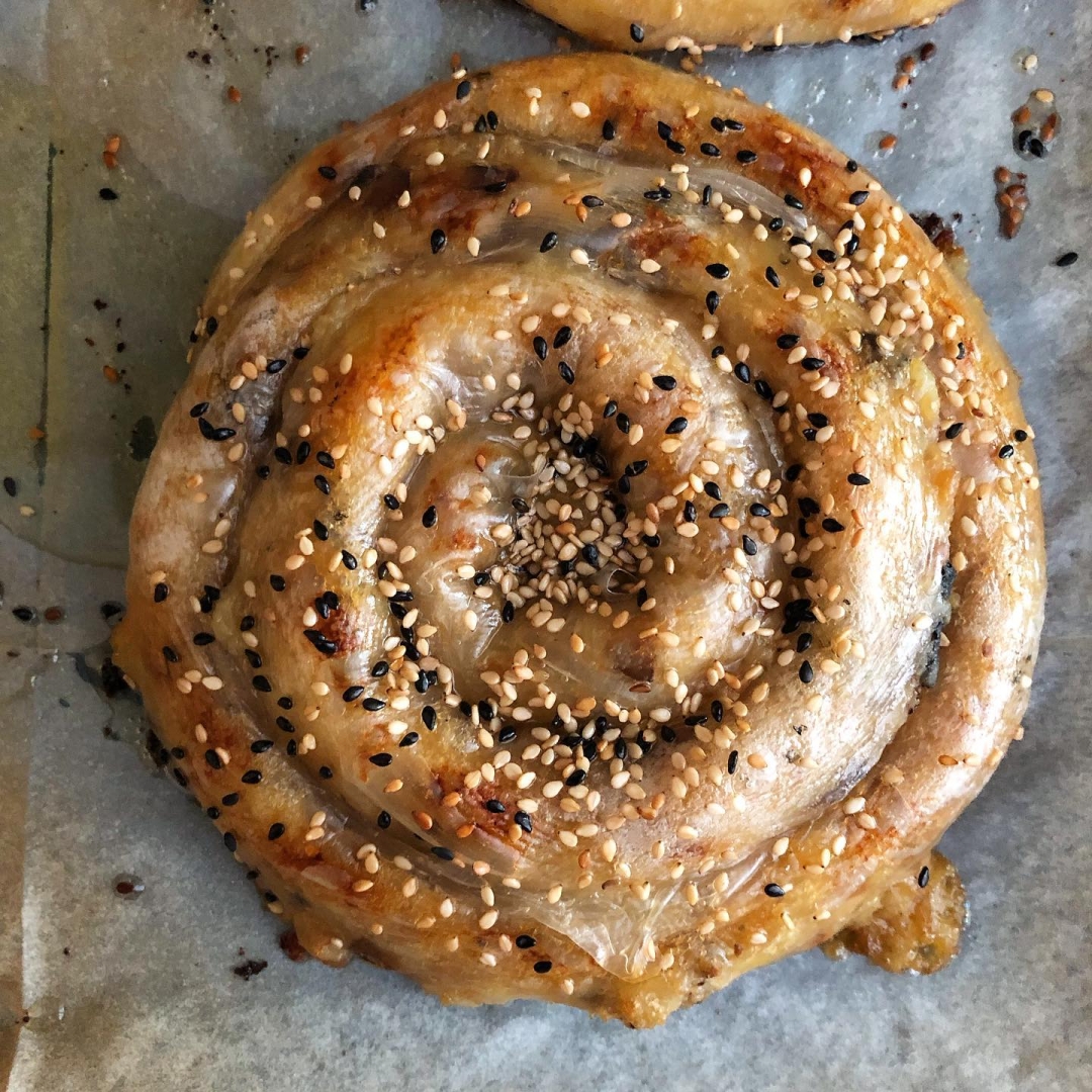 Ste že poskusili “burek” v riževem papirju? Je hrustljava, sočna in zdrava alternativa pravemu. Imamo recept