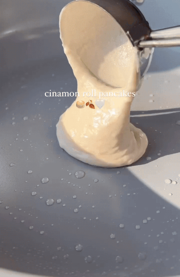 “Cinnamon roll” palačinke: Odkrivamo najhitrejši in najokusnejši način za uživanje v cimetovih rolicah