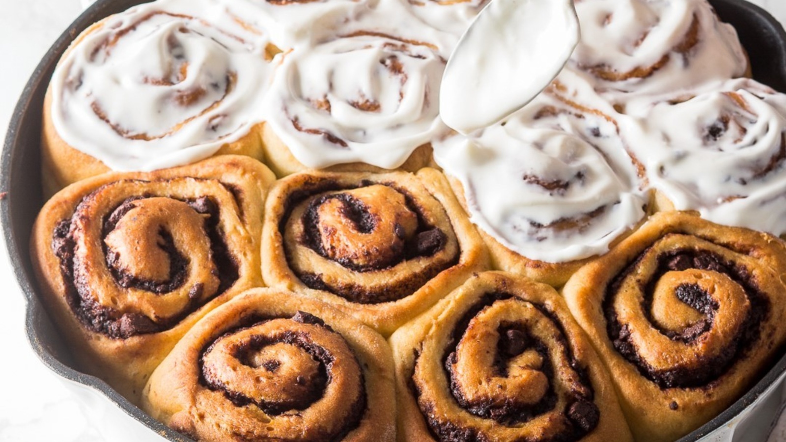 Če ste se naveličali klasičnih cimetovih rolic, je čas, da poskusite te sočne čokoladne rolice