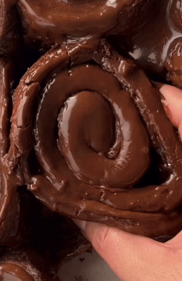 Če ste se naveličali klasičnih cimetovih rolic, je čas, da poskusite te sočne čokoladne rolice