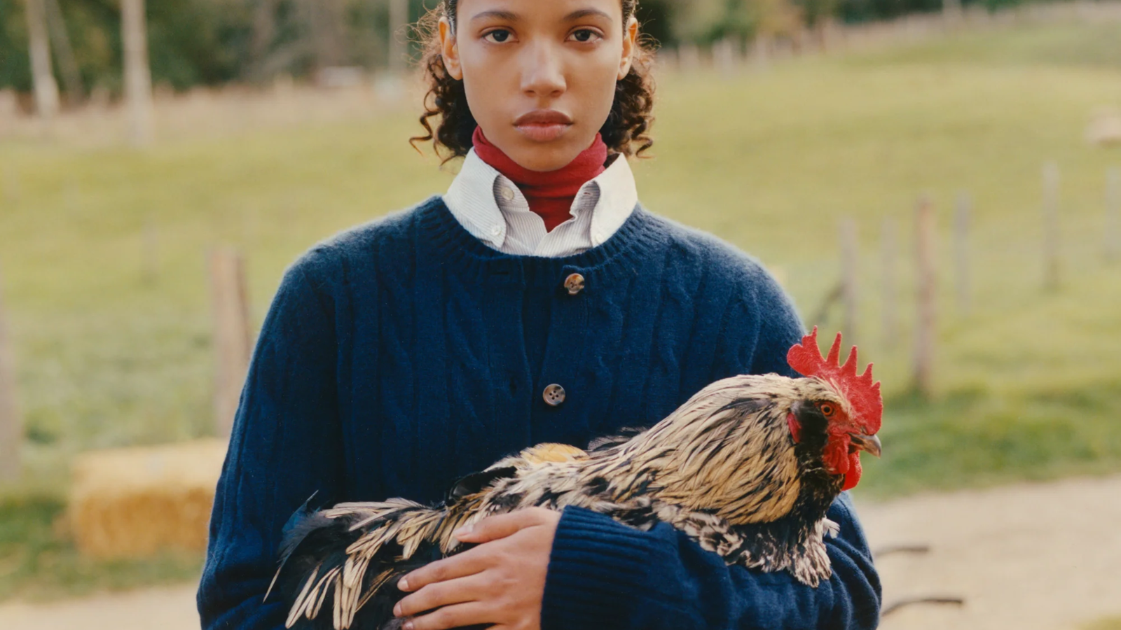 Bella Hadid spet narekuje modne trende: Bo “farmer core” prevladujoča estetika to sezono?