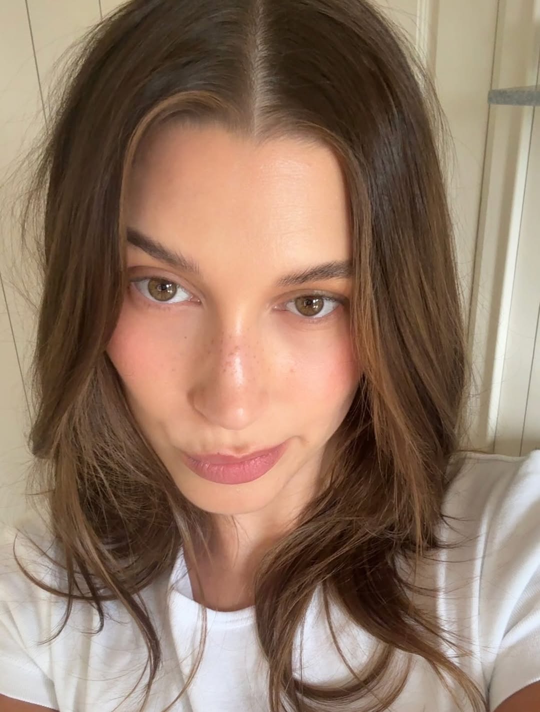 Ta krema za manj kot 10 evrov je lepotna skrivnost Hailey Bieber in Belle Hadid