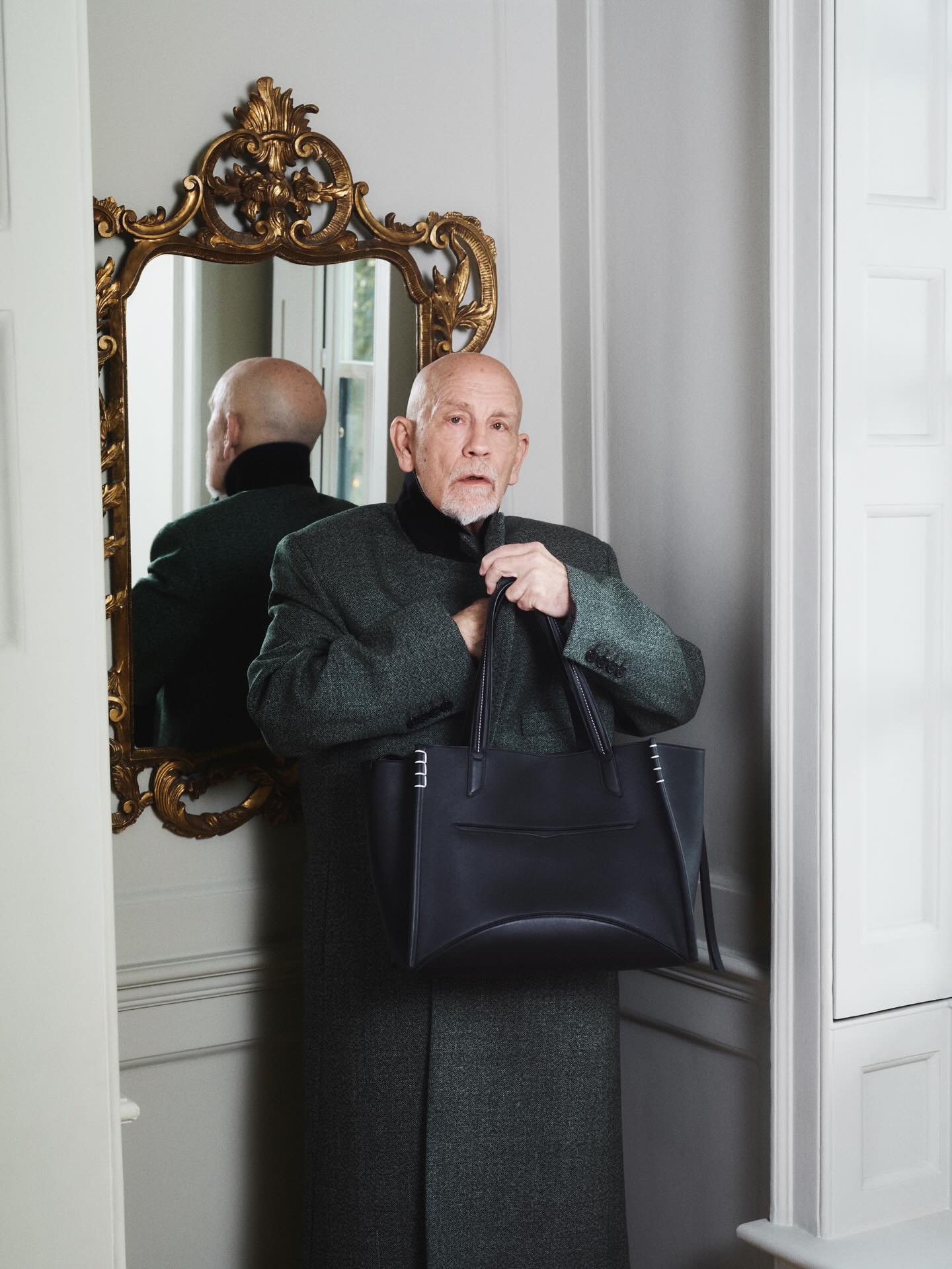 John Malkovich v vlogi, ki je nismo pričakovali – postal je obraz nove kampanje JW Anderson