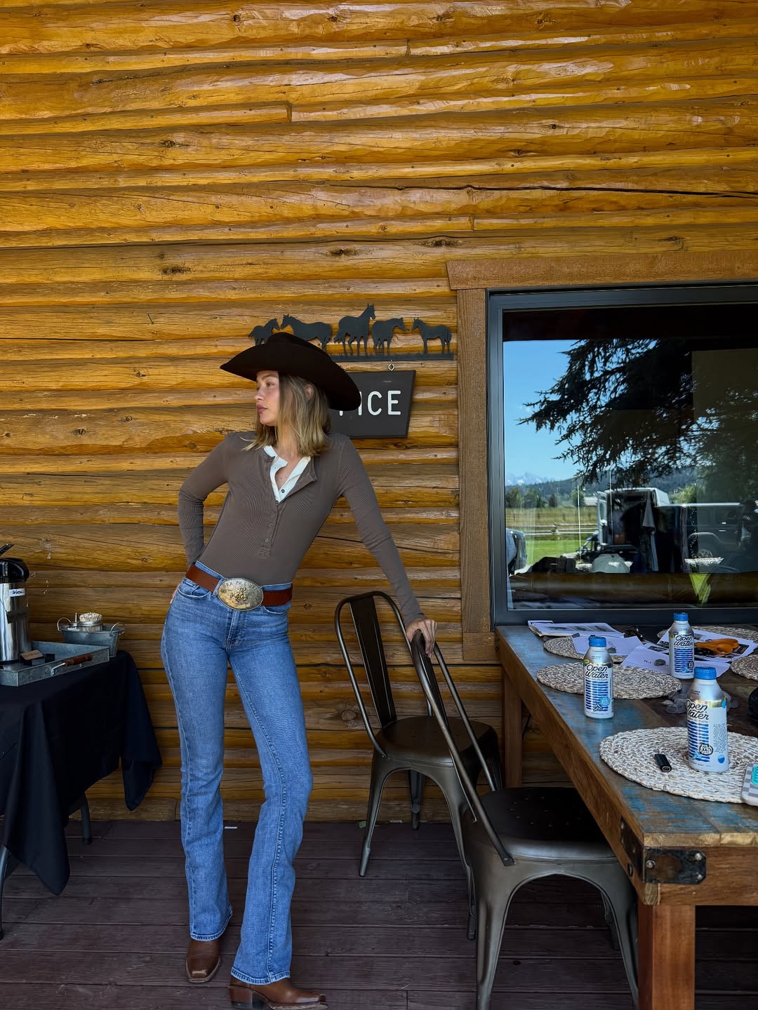 Modna nostalgija 2010-ih: Veliki povratek pasov z izstopajočimi sponkami