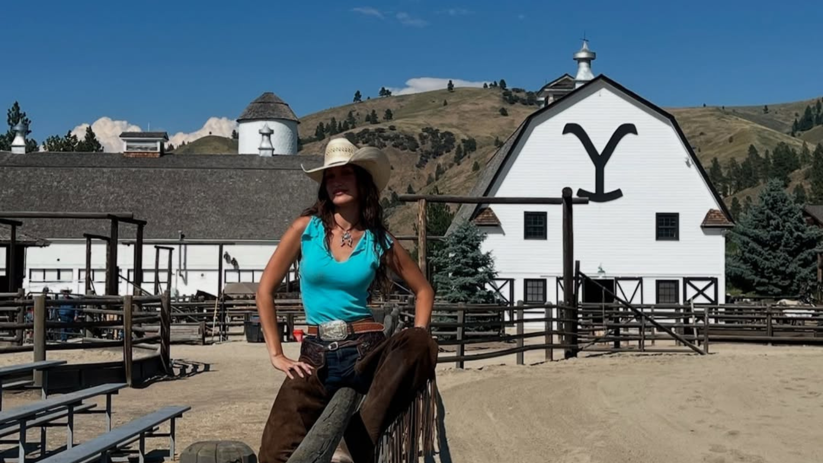 Modna nostalgija 2010-ih: Veliki povratek pasov z izstopajočimi sponkami