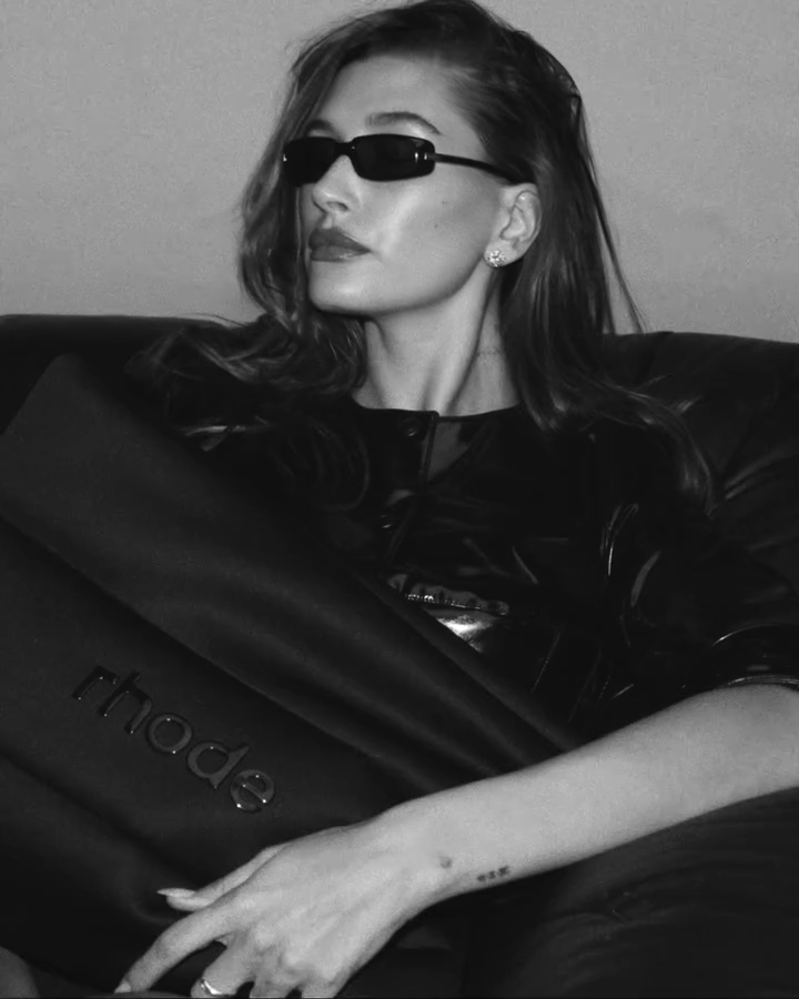 Najljubši izdelki Hailey Bieber in torbica, v katero gre res prav vse – prihaja posebna kolekcija Rhode