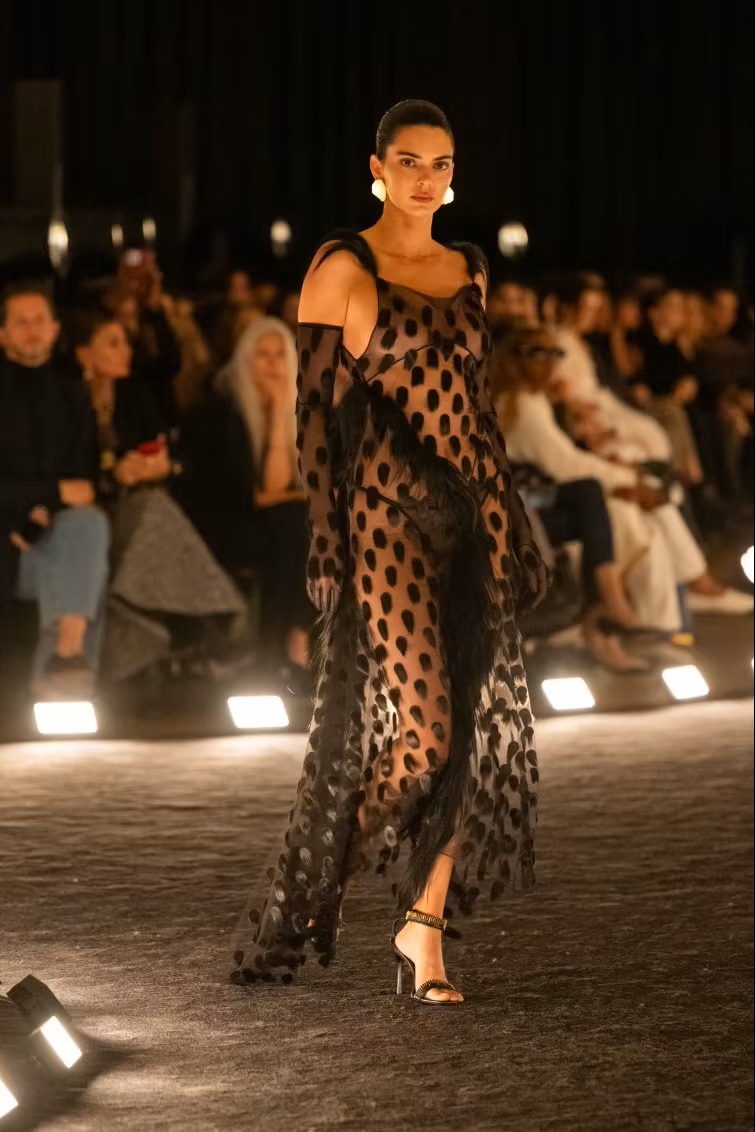 Schiaparelli pomlad–poletje 2026: Ko se erotika in eleganca srečata v Parizu nastane mešanica couture drame in vsakdanje nosljivosti