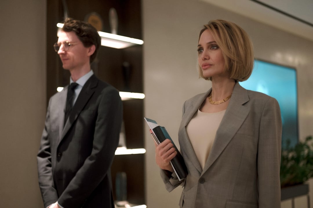 Zvezdniška zasedba, skandinavski roman in ameriška produkcija – vse, kar vemo o filmu Anxious people z Angelino Jolie