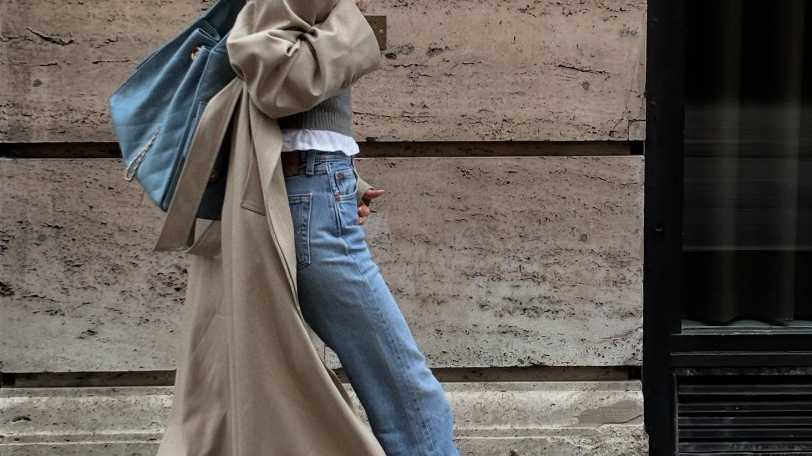 Za vse, ki se ne želijo podrediti trendu ozkih kavbojk, je ta silhueta popoln kompromis