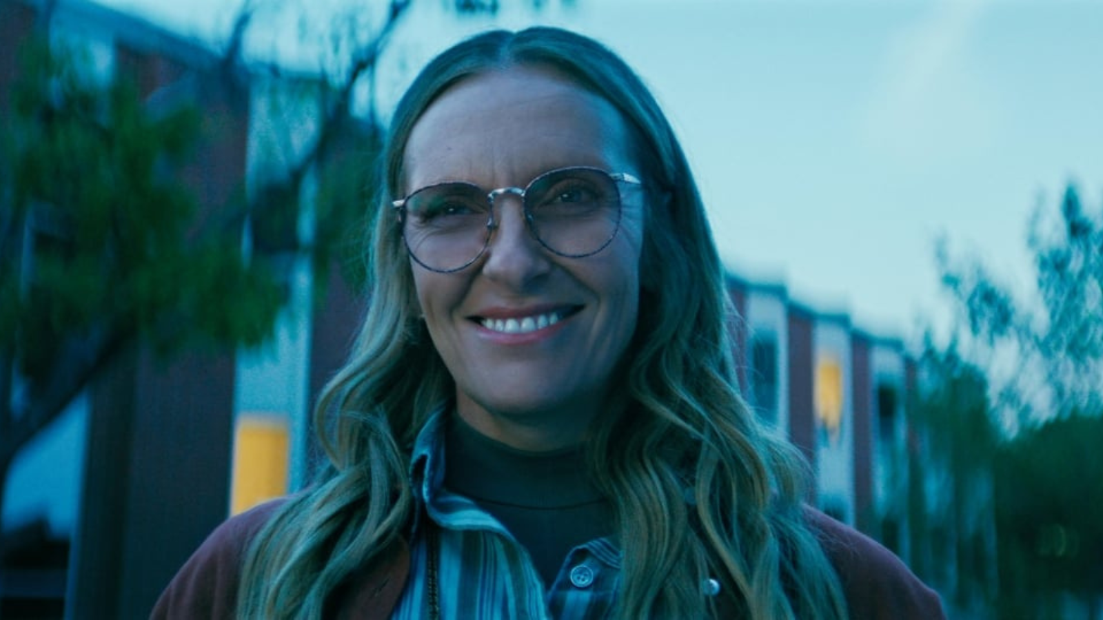 Nova Netflixova serija s Toni Collette v središču je v hipu osvojila vrhove lestvic, a razdelila občinstvo