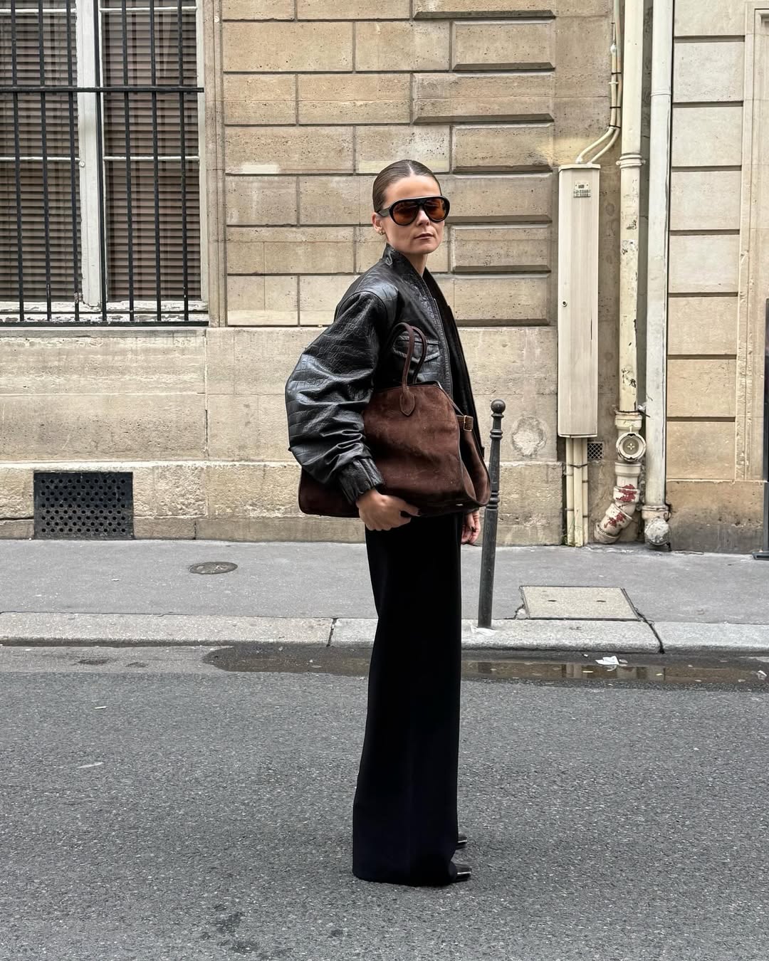 Krokodilja koža doda stajlingu nekaj posebnega, priljubljene blagovne znamke pa imajo široko paleto takšnih kosov