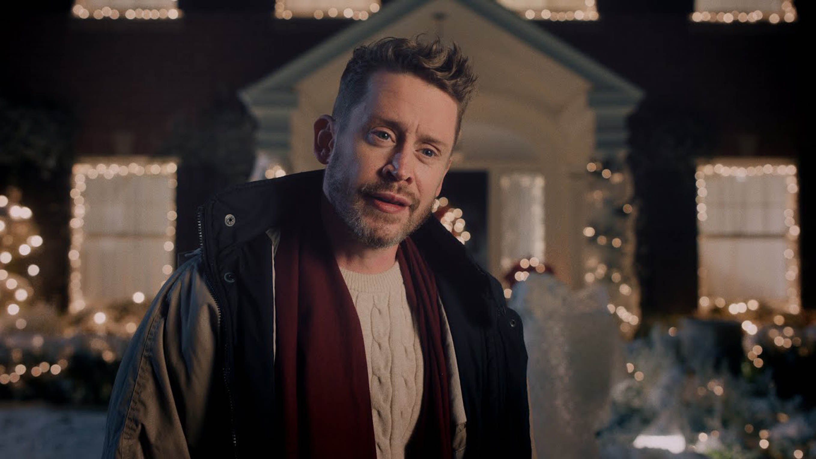 Macaulay Culkin se vrača svoji najbolj znani vlogi, a tokrat ni sam doma