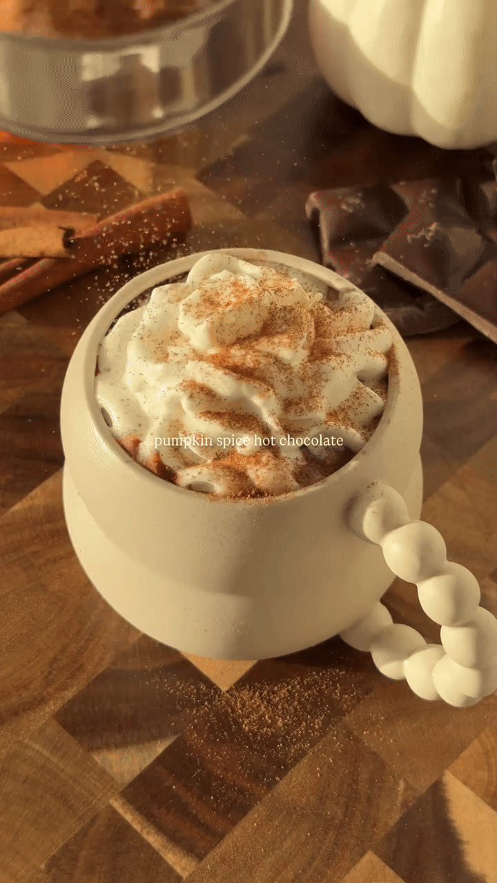 Pumpkin Spice vroča čokolada je naša najljubša jesenska pijača – predstavljamo hiter recept