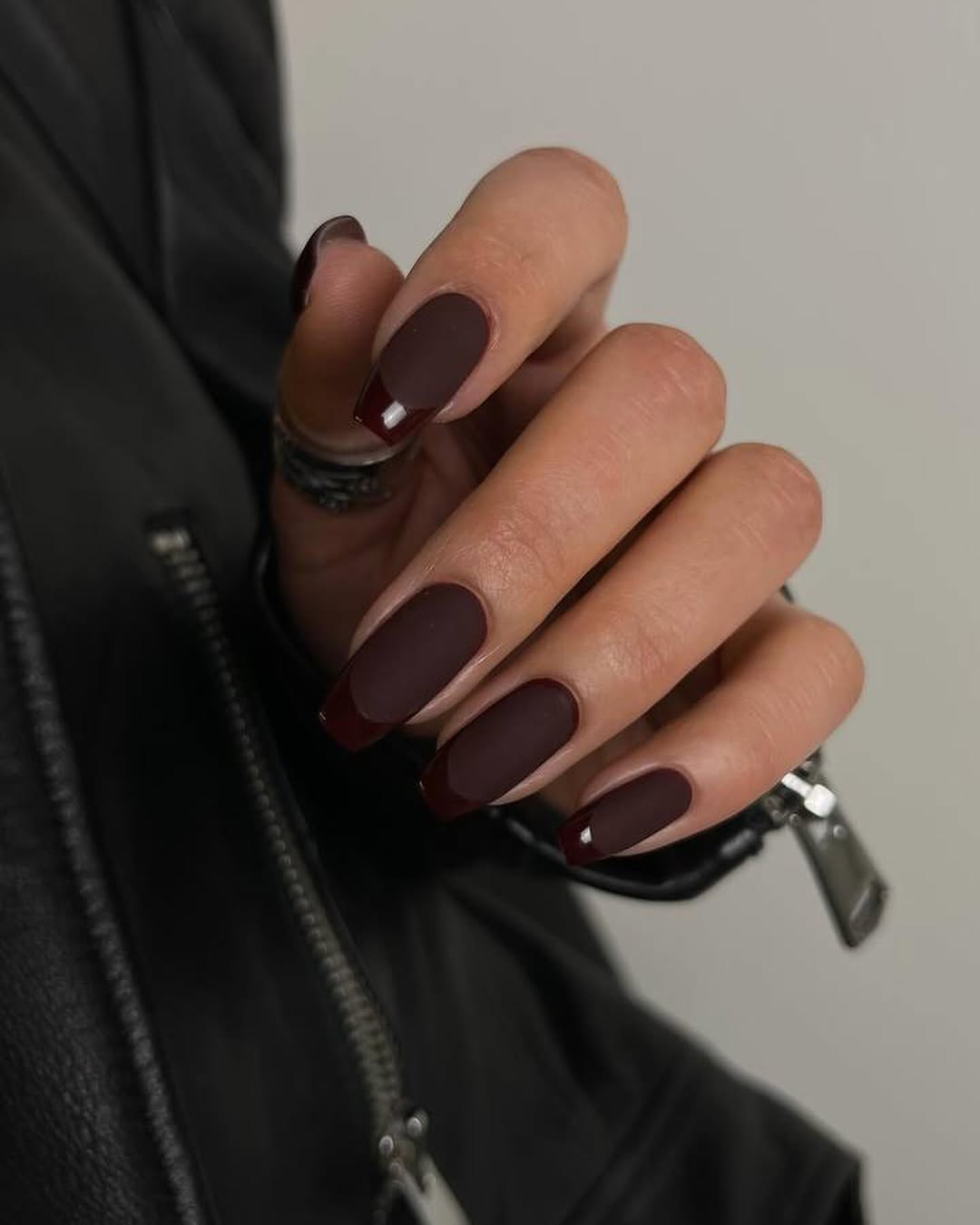 Rjava barva kraljuje to jesen: preizkusite trendno manikiro “chocolate suede”