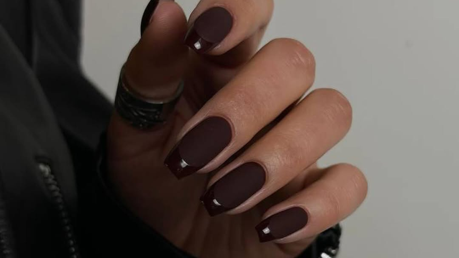 Rjava barva kraljuje to jesen: preizkusite trendno manikiro “chocolate suede”