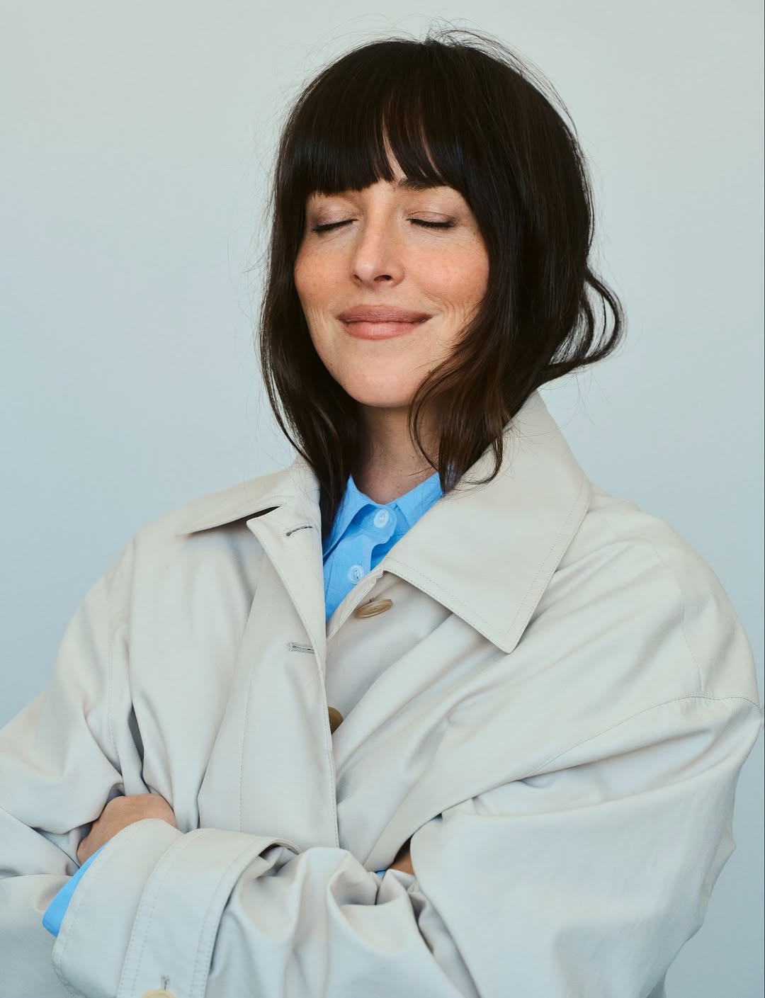 TeaTime Book Club: Knjižni kotiček Dakote Johnson in seznam knjig, ki jih igralka ne more odložiti