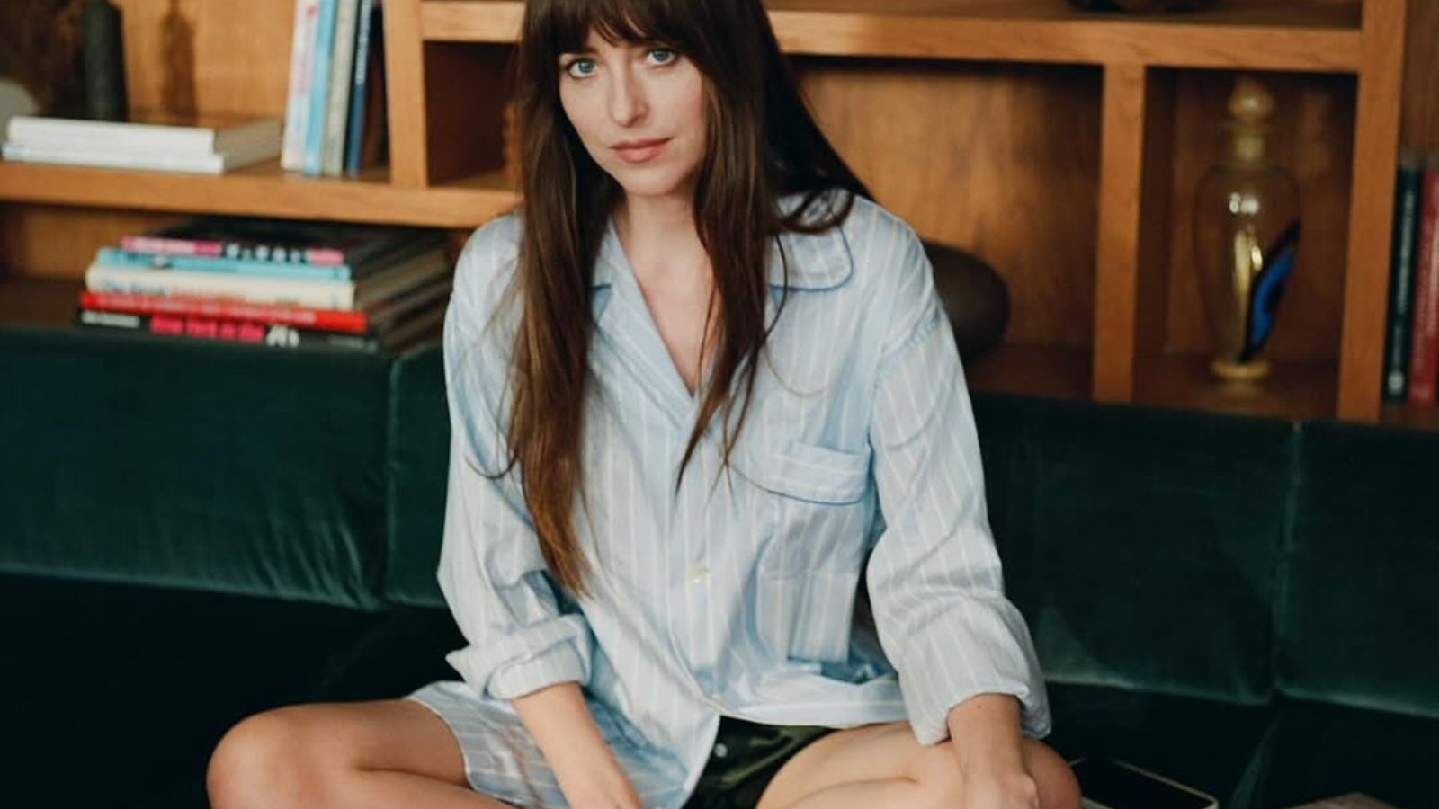 TeaTime Book Club: Knjižni kotiček Dakote Johnson in seznam knjig, ki jih igralka ne more odložiti