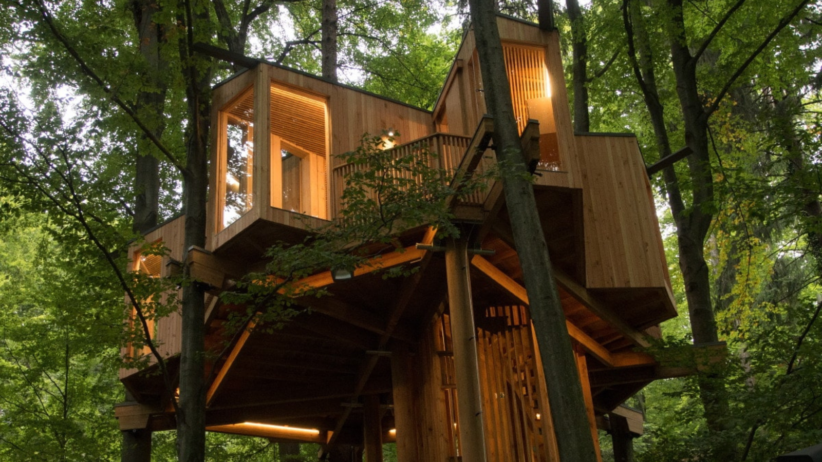 Le nekaj minut od središča Celja se skriva pravljična lesena hišica, ki jo morate obiskati