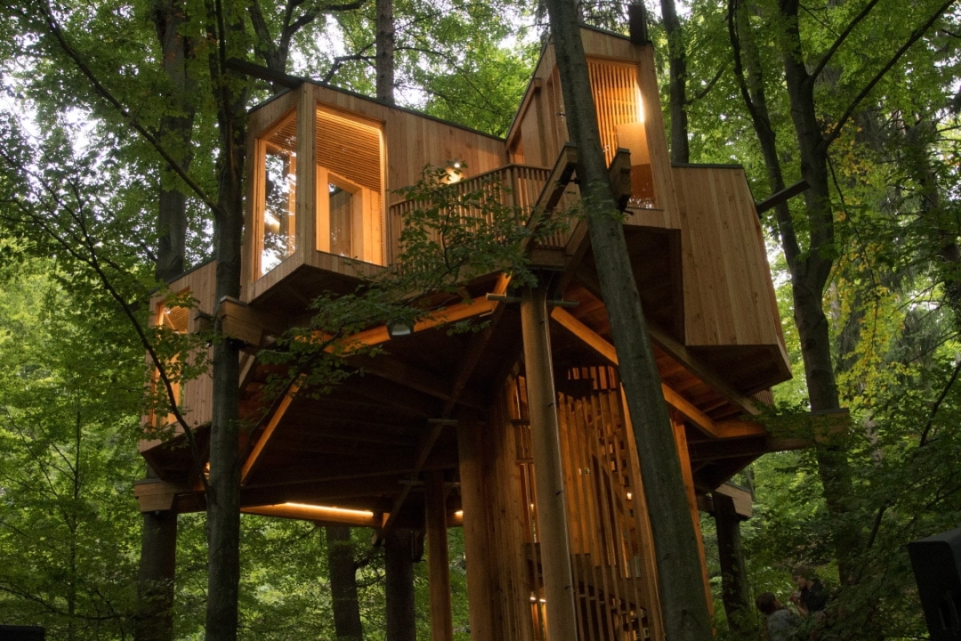 Le nekaj minut od središča Celja se skriva pravljična lesena hišica, ki jo morate obiskati