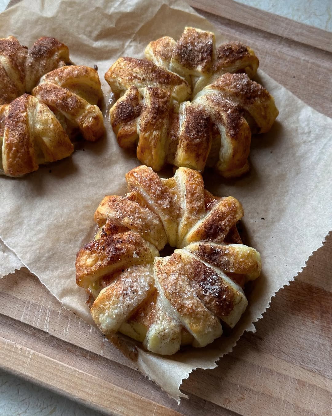 Najhitrejši jesenski posladek: Hrustljavi jabolčni “krofki” iz pečice