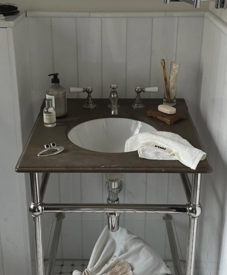 Čista eleganca v steklenički: 7 parfumov za tiste, ki ljubite minimalizem