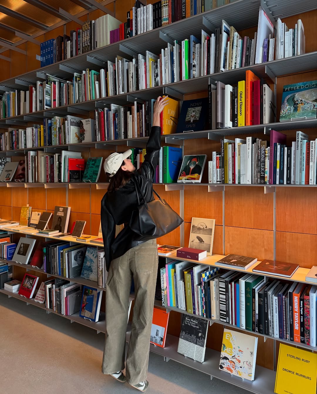 Najbolj brane knjige oktobra: deset zgodb, ki nas držijo budne pozno v noč