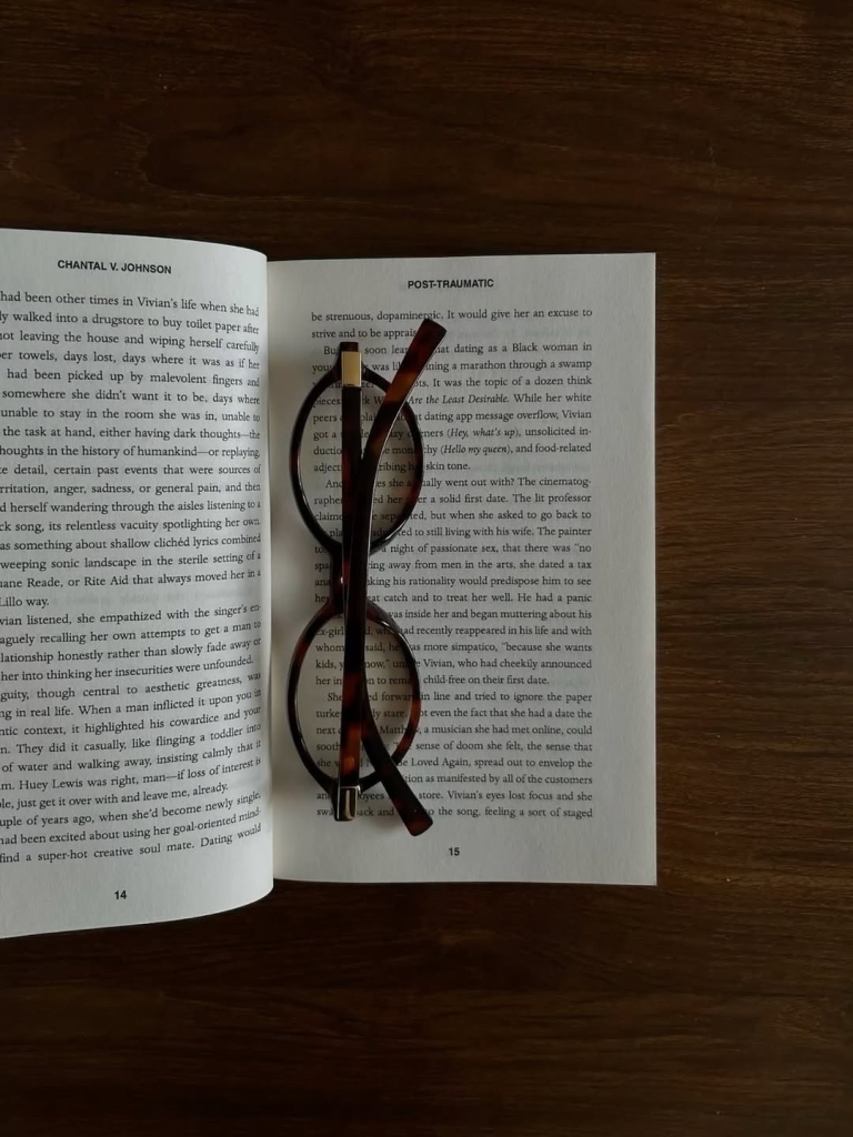 Najbolj brane knjige oktobra: deset zgodb, ki nas držijo budne pozno v noč