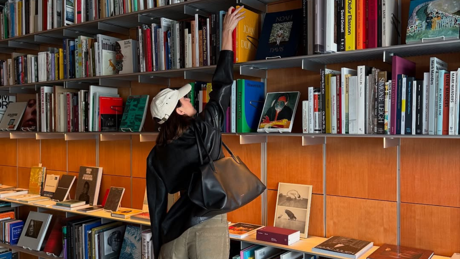 Najbolj brane knjige oktobra: deset zgodb, ki nas držijo budne pozno v noč