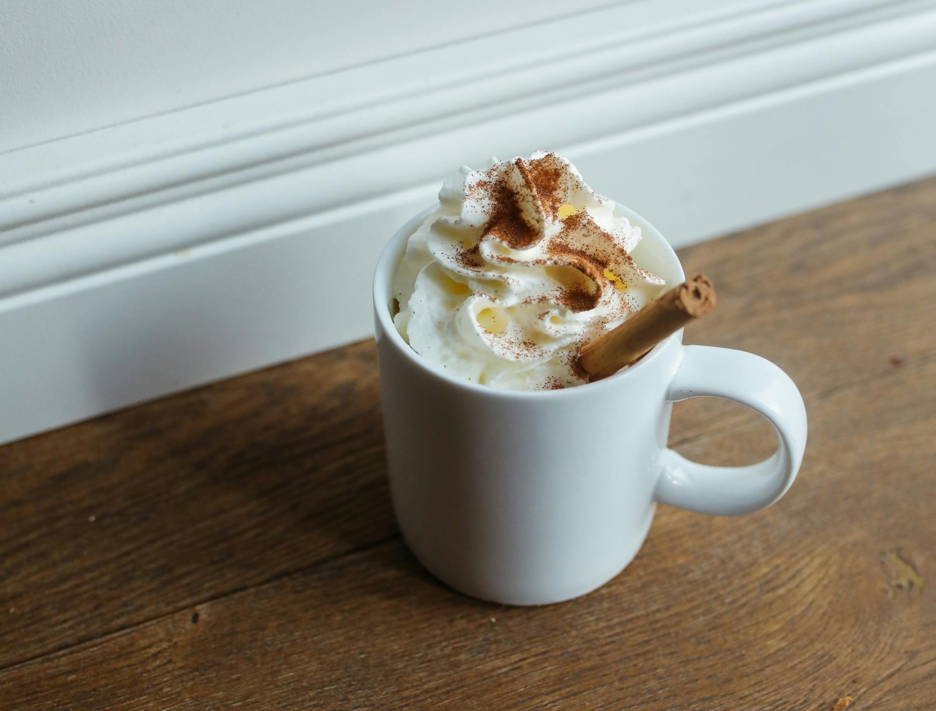 Pumpkin Spice vroča čokolada je naša najljubša jesenska pijača – predstavljamo hiter recept