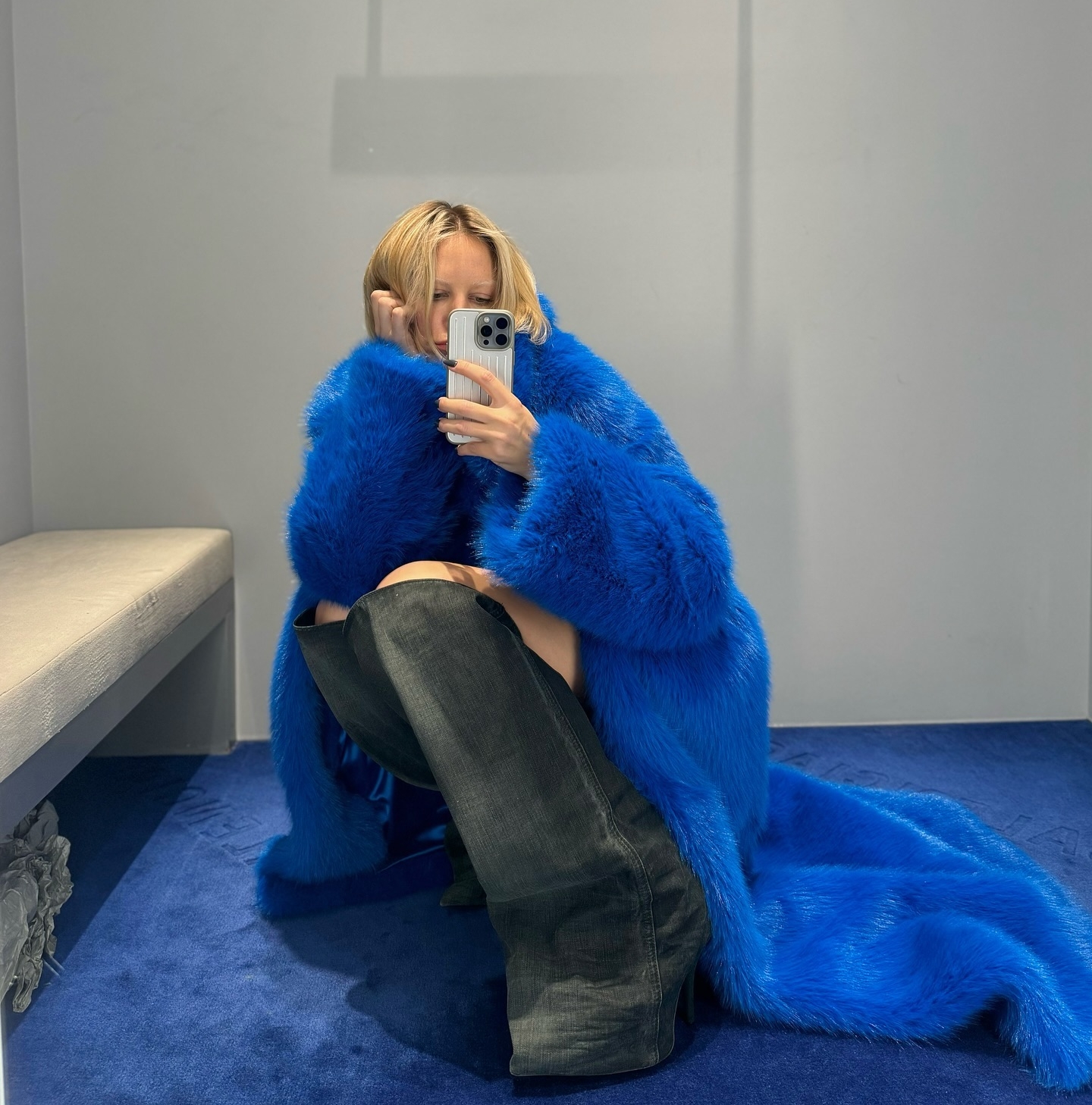 Enoglasno se strinjajo tako zvezdniki kot vodilne modne znamke: ta močan modri odtenek bomo videvali povsod