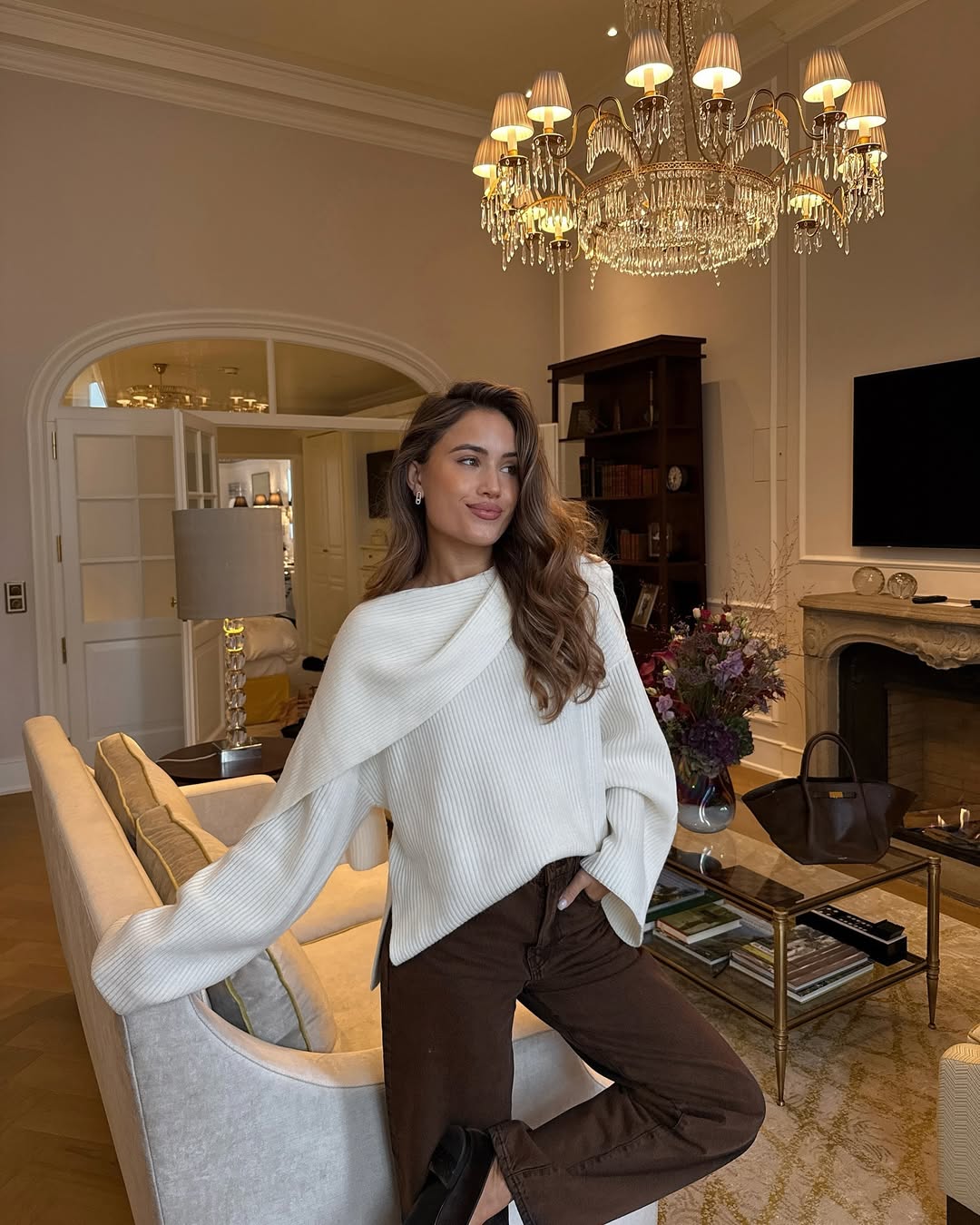 To sezono pozabite na klasični džins – rjave kavbojke so kos, ki ga trenutno nosijo vse modne poznavalke