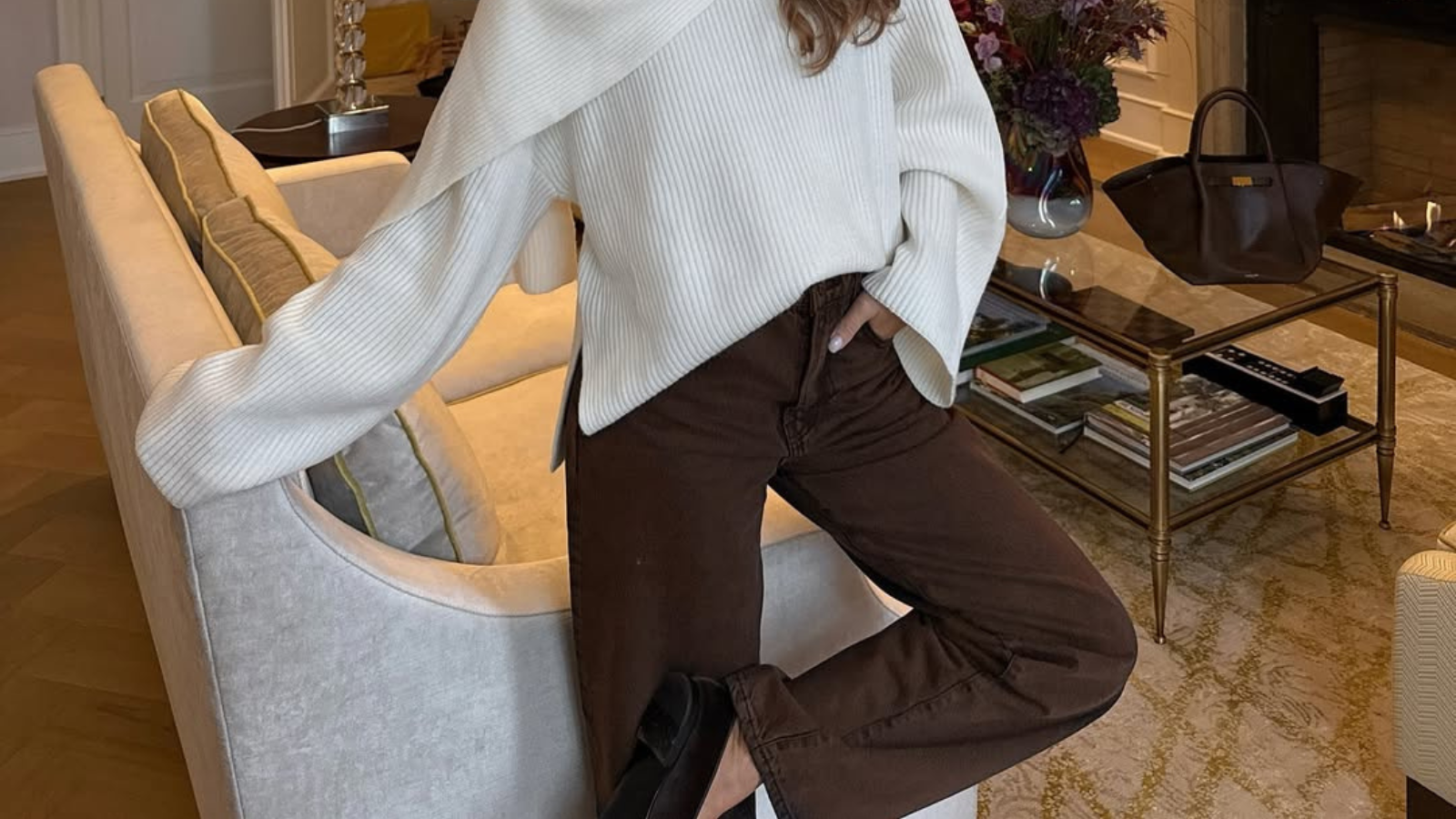 To sezono pozabite na klasični džins – rjave kavbojke so kos, ki ga trenutno nosijo vse modne poznavalke