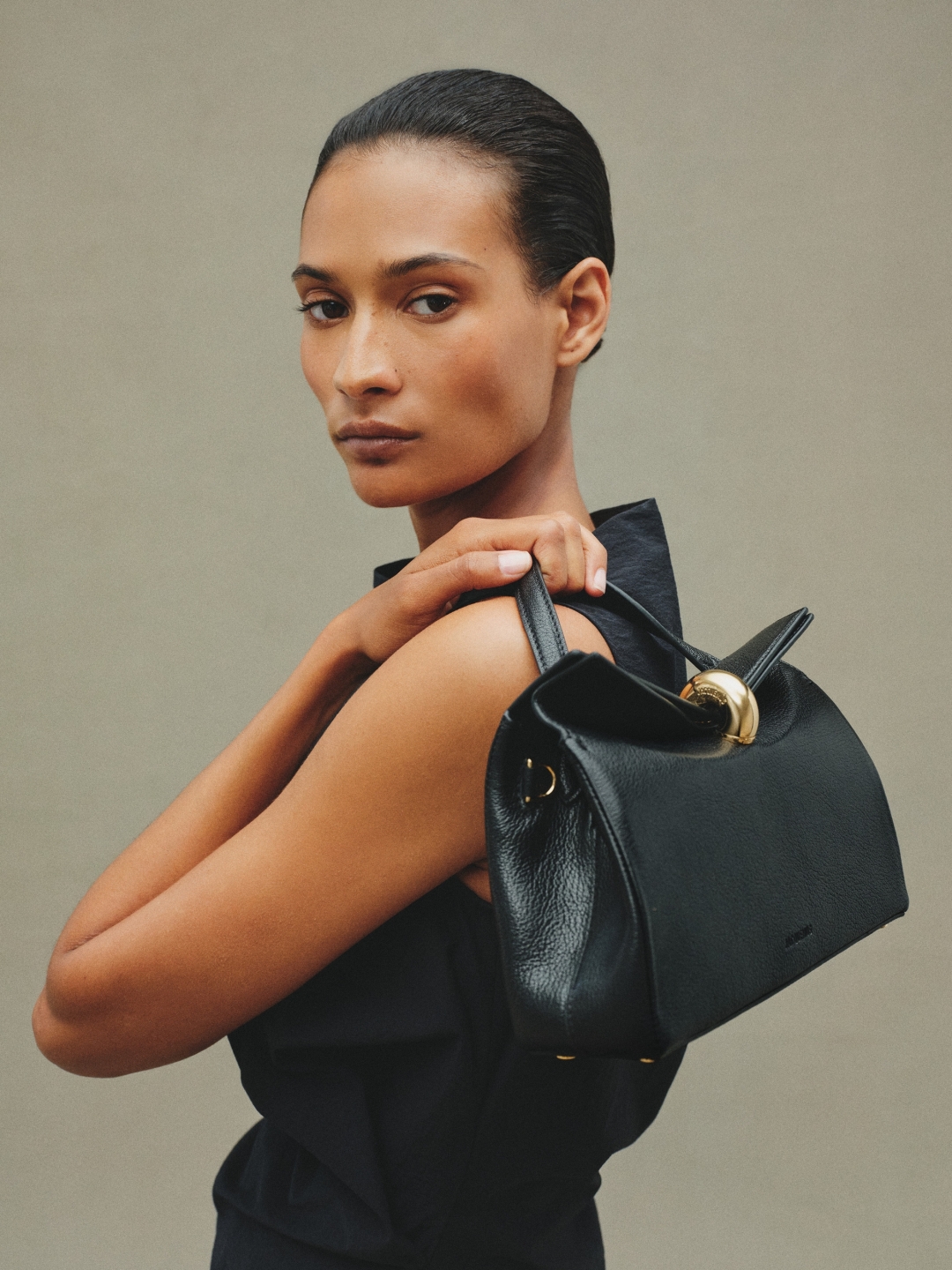 Nova muza med torbami: zakaj je torba Jacquemus The Valérie že postala modna obsesija